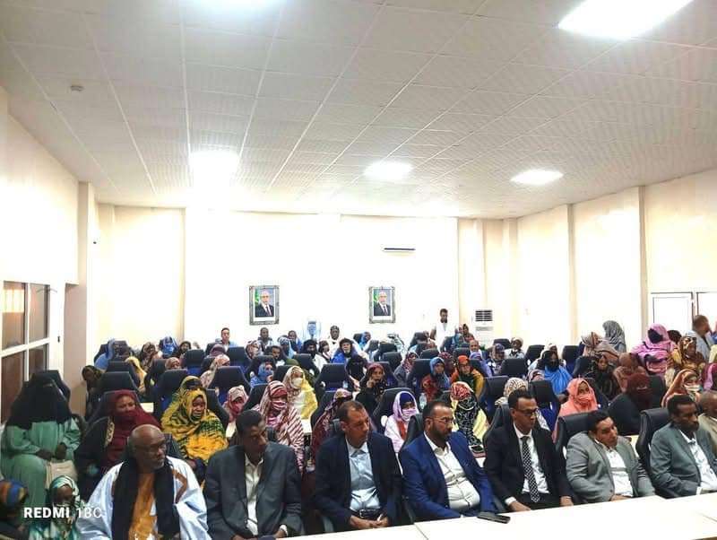 والي لبراكنه ورئيس الجهة يشرفان بمدينة ألاك على إطلاق برنامج التحويلات النقدية لصالح الأسر المتعففة