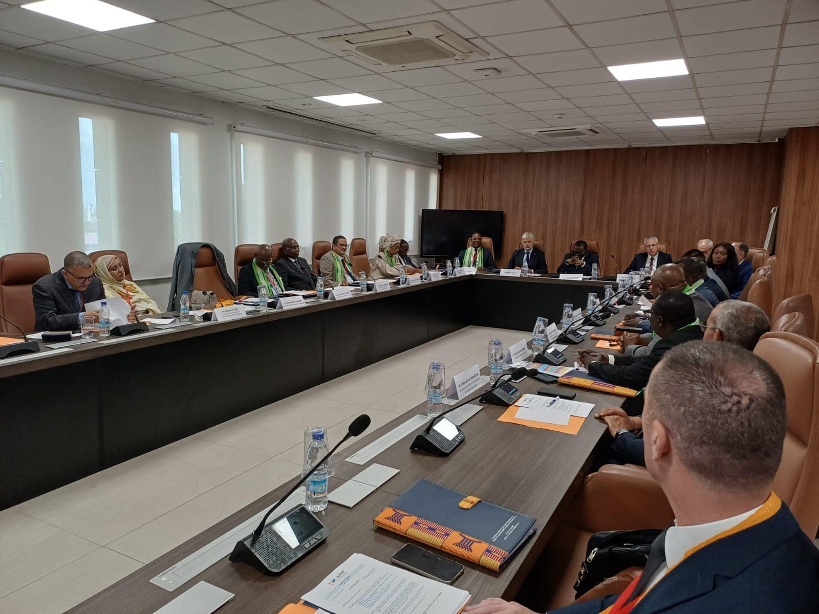 رئيس جهة لبراكنه يشارك في أعمال اجتماع المكتب التنفيذي لرابطة الجهات الفرنكوفونية بجمهورية ساحل العاج
